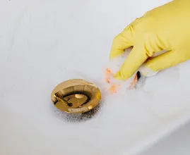 Jikes: om deze reden moet je het afvoerputje ook schoonmaken
