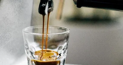 Dít is waarom je ’s ochtends na die eerste kop koffie een grote boodschap moet doen