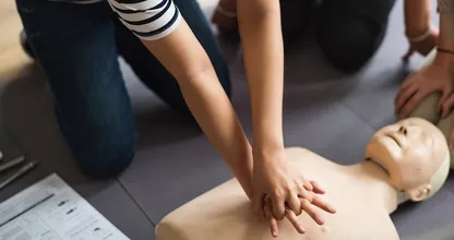 Vrouwen met een hartaanval worden veel minder vaak gereanimeerd dan mannen