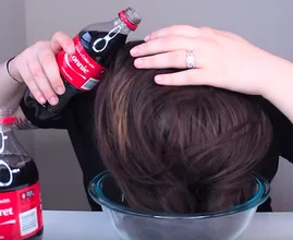 Sie wäscht ihre Haare jeden Tag mit Coca-Cola und das passiert!