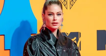 Doutzen Kroes onder vuur na delen video over coronavaccinatie