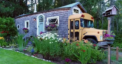 Transforming a school bus and an old container into a house – this family did it!