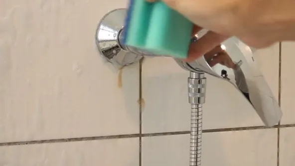 So einfach kannst du also deine Dusche sauber bekommen! Hätten wir das man früher gewusst.