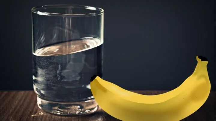 Pourquoi vous devriez commencer votre journée par une banane et un verre d’eau chaude