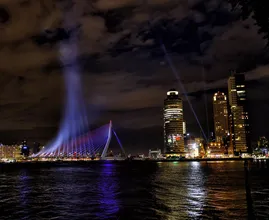 White Lives Matter-groep heeft actie met leuzen op Erasmusbrug opgeëist