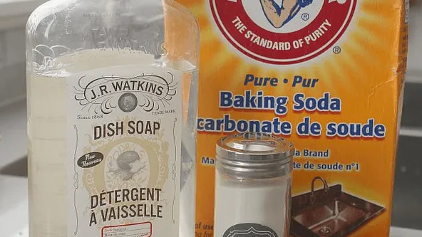 Dit simpele trucje werkt heel goed en moet je even proberen bij aangekoekte pannen!