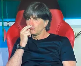 7 Mal als Joachim Löw vor der Kamera bei etwas erwischt wurde, das er nicht tun sollte