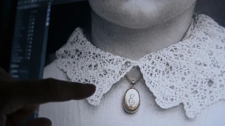 Deze foto uit 1895 van een meisje dat de hand van haar zusje vasthoudt, leek heel gewoon — totdat de restauratie dit verbazingwekkende feit aan het licht bracht…
