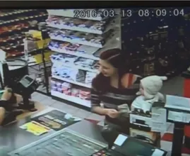 Una madre está cargando a su bebé cuando tiene una convulsión. ¡Lo que hace el empleado de la tienda es realmente increíble!