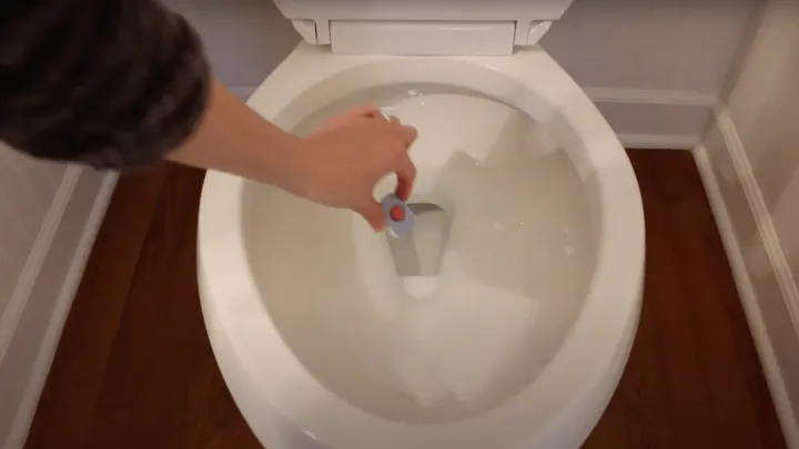 Werfen Sie einen Spülmaschinentab in Ihre Toilette und staunen Sie über die Verwandlung!