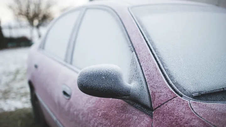 Die Lösung bei eingefrorenen Autoscheiben? Eine Tüte Wasser!