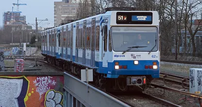 Bizarre beelden: metro schiet door stopblok en bungelt meters boven de grond