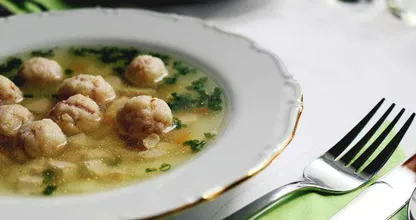 Kämpfst du gegen eine Erkältung an? Diese Hühnersuppe sorgt für eine schnelle Genesung!