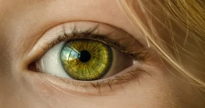 Got droopy eyelids? Try this trick with mascara for an optical lift!