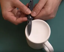 So schärfst du ein stumpfes Küchenmesser mit einer Tasse