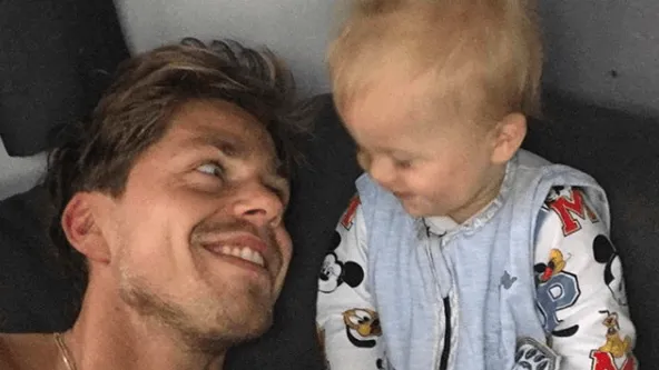 Dít filmpje van baby André Hazes junior doet je hart smelten!