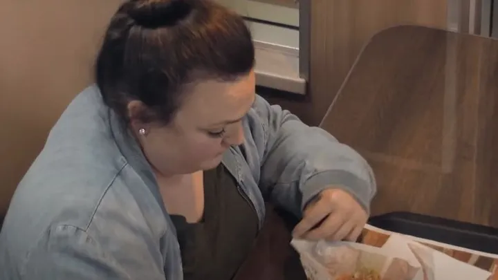 Jugendliche schikanieren Jungen bei Burger King und bemerken den Mann auf der Bank nicht