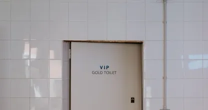 Je boodschap doen achter glas? Tokio heeft doorzichtige openbare wc's