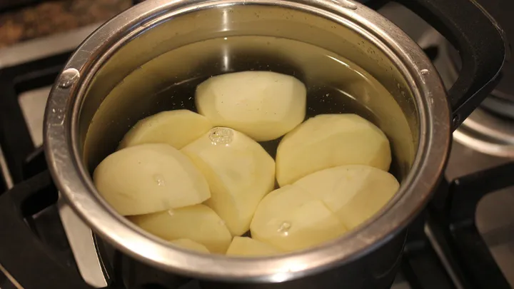 Kochen Sie Kartoffeln auf die Schnelle!
