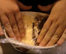 Nie wieder Eiskristalle oder zu schnell reifende Bananen - das geht mit Frischhaltefolie.