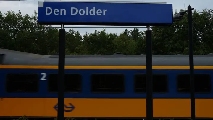 Vrouw van 80 wordt de trein uitgezet! Ze had zelfs een kaartje gekocht! Echt om te huilen dit!