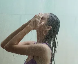 Waarom je je haar maar één keer in de twee maanden moet wassen