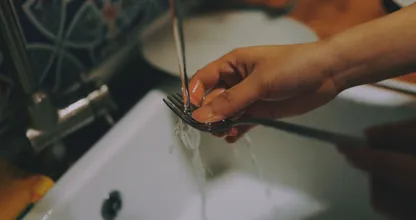 Das ist der verblüffende Grund warum du Geschirr nicht vorspülen solltest wenn es in die Geschirrspülmaschine kommt!