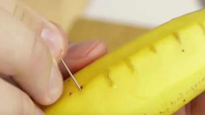 Dein nächster Streich: kleine Löcher mit einer Nadel in die Bananenschale stechen!
