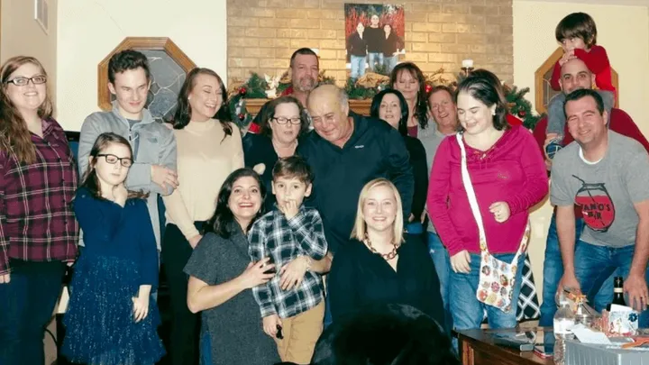 DEZE familiefoto is een grote hit op het internet, maar waarom eigenlijk? Kun jij het zien?