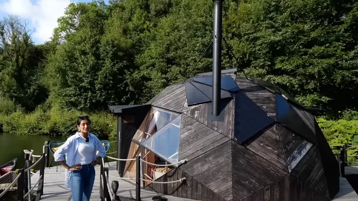 Diese 23-jährige Frau lebt in einem schwimmenden Haus von nur 16 Quadratmetern, aber wenn Sie das Innere sehen, werden Sie dort wohnen wollen!