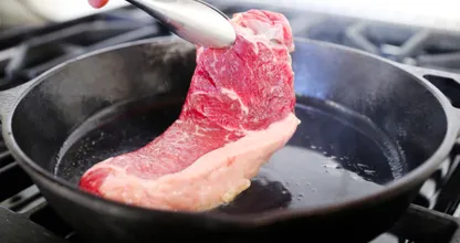 So verhinderst du, dass Öl oder Butter aus der Pfanne spritzt - die Lösung ist ganz einfach!