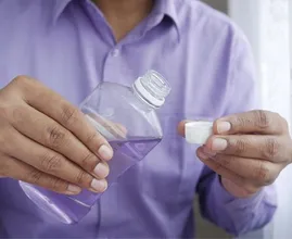 Dit is waarom je niet met mondwater moet spoelen na het tandenpoetsen