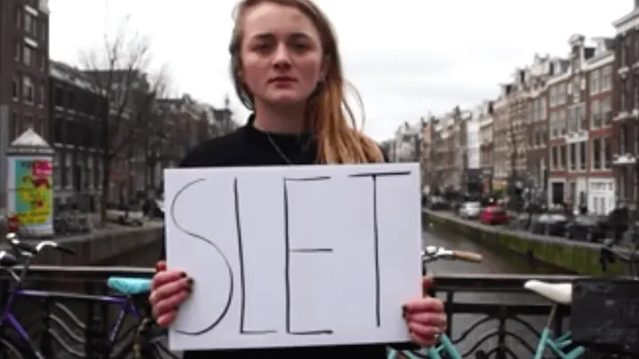 DIT filmpje van deze vrouw wordt massaal gedeeld; "Er werd gezongen dat je mij kond doen voor een pakje peuken"