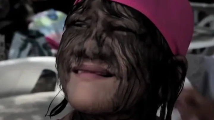 The Hairiest Girl In the World Shaves Her Face For The First Time