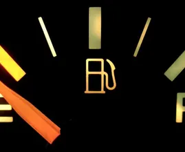 ¿Siempre conduces hasta la última gota en tu tanque de gasolina? ¡No es bueno, y esta es la razón!