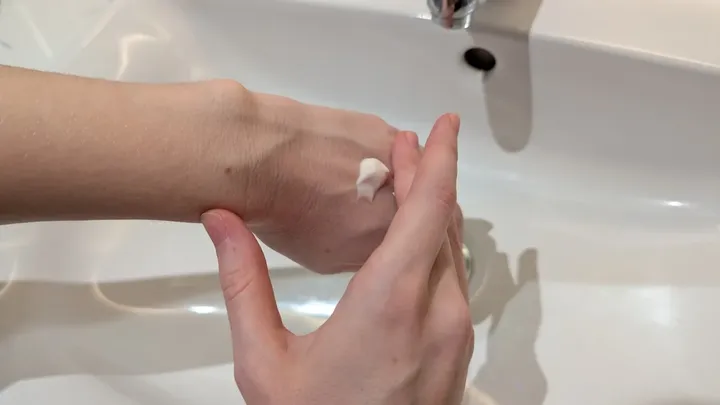 Elke winter last van droge handen en kloofjes? Volgens dermatologen kan een andere handcrème helpen