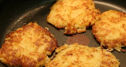 Zu lecker um wahr zu sein: Süßkartoffel Rösti mit Dill-Knoblauch Dip