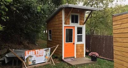 13-jarige jongen bouwt ‘tiny house’, de binnenkant ziet er geweldig uit!
