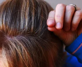 Onderzoek wijst uit: grijs haar kan veroorzaakt worden door stress