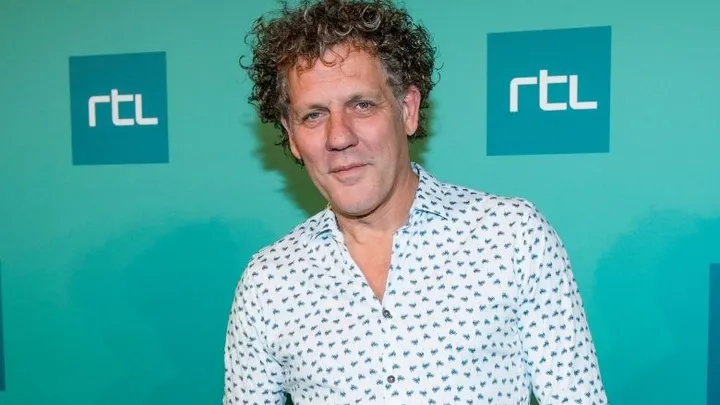 Kees van der Spek pakt WhatsApp-oplichter op hilarische wijze terug