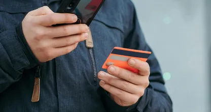Sasha's verloofde koopt stiekem producten voor zijn broer met haar creditcard