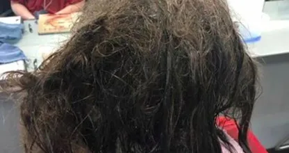 Hartverwarmend: kapster is dertien uur bezig met het haar van dit depressieve meisje