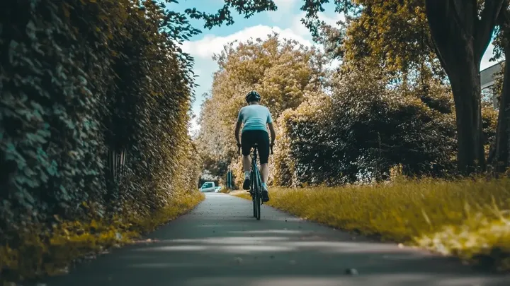 Um aposentado estava cansado dos ciclistas que passavam pelo seu quintal - então ele projetou a armadilha perfeita