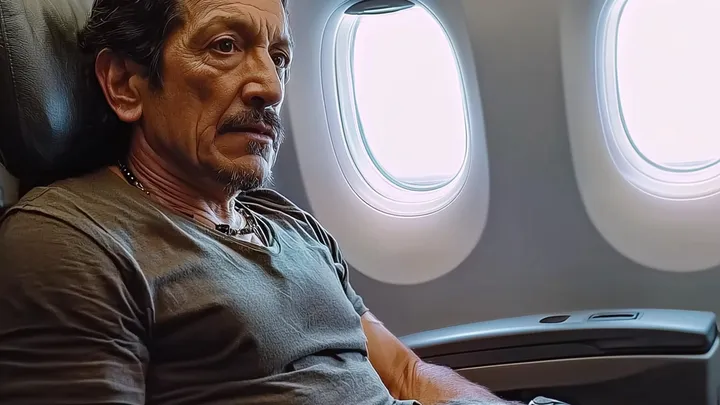 A comissária de bordo vê seu pai no avião - o que ela descobre em seguida a deixa perplexa!