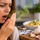 Οι ερευνητές ανακάλυψαν μια εκπληκτικά απλή λύση για την επίμονη αναπνοή που μυρίζει σκόρδο — και μάλλον δεν το είχατε ιδέα