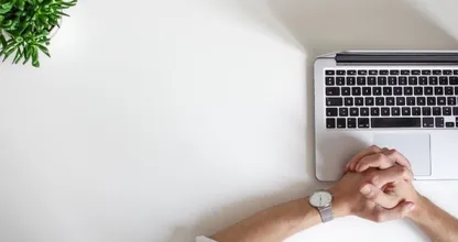 Aan het werk achter de computer? Zo voorkom je koude handen