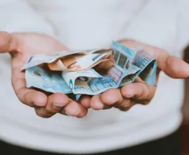 Wat kun je doen als je vrienden veel geld hebben, maar jij krap bij kas zit?