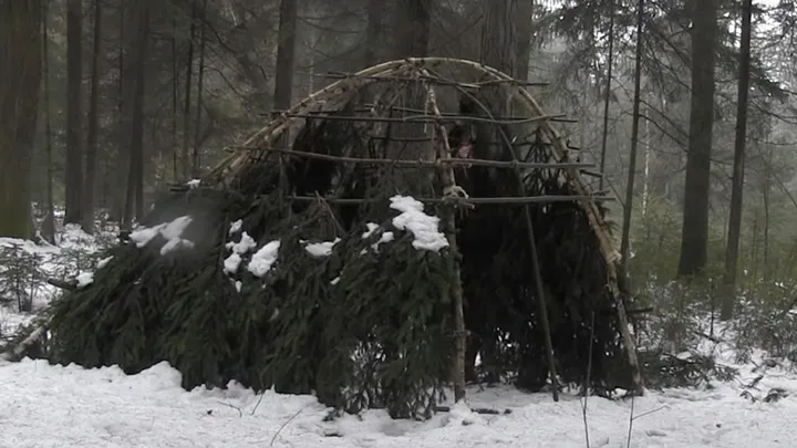 “Professional caveman” shares 5 tips on how to survive in nature