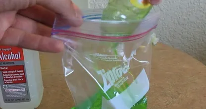Il a congelé du liquide vaisselle dans un sac plastique hermétique et voici pourquoi !
