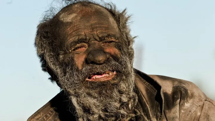 Ewww! Αυτός ο άντρας δεν έχει κάνει μπάνιο εδώ και 65 χρόνια